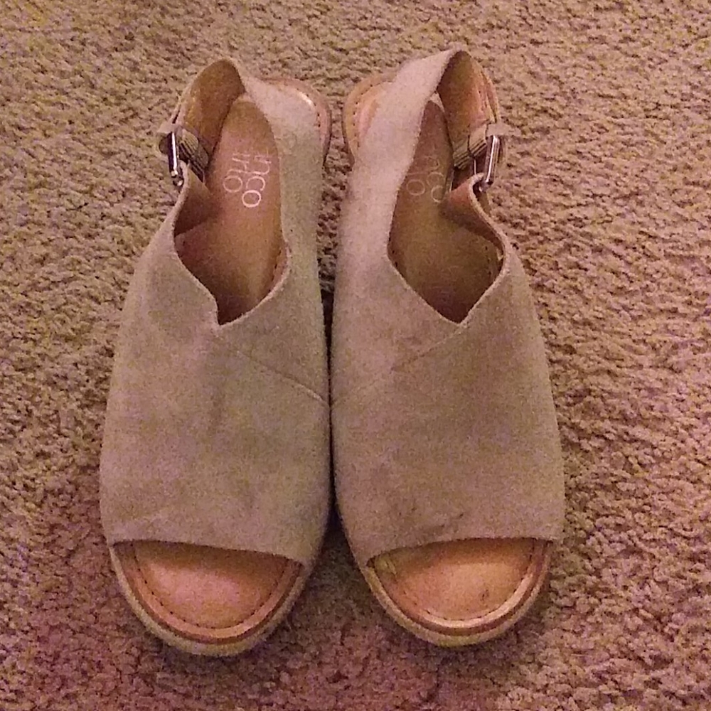 Tan wedge